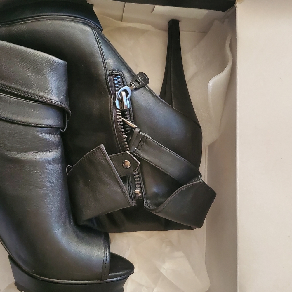 Guess Platform Black booties Sz 8